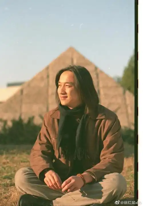 黄磊年轻时一组户外随拍,齐肩长发的他,原来也是个潮流少年!