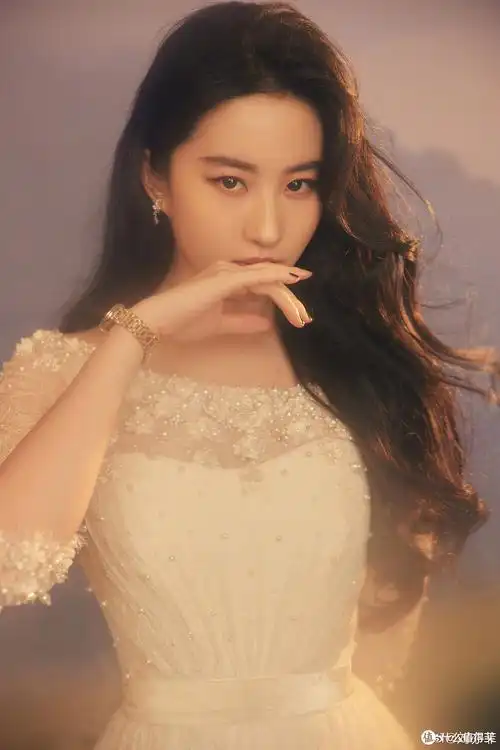 刘亦菲35岁生日晒近照,与猫咪狗狗同框状态超好,衣品也越来越精致