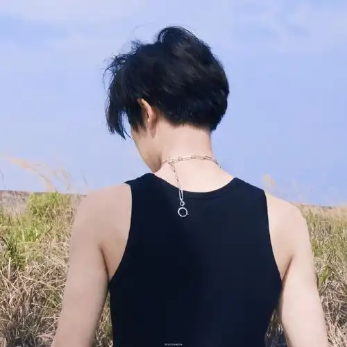 任嘉伦黑色背心背影