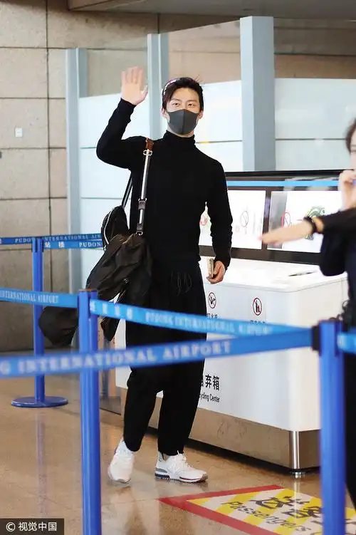 窦骁脚穿白色系带newbalance休闲运动鞋.