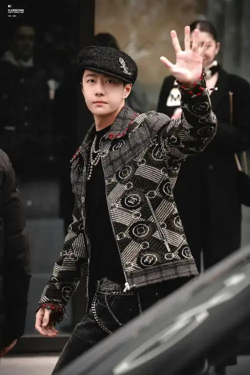 王一博报童帽造型##王一博巴黎时装周看秀状态