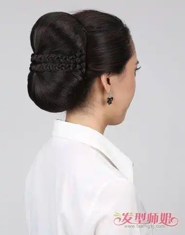 08:20来源:发型师姐编辑:jane 分享到  韩国的女子复古风的盘发发型都