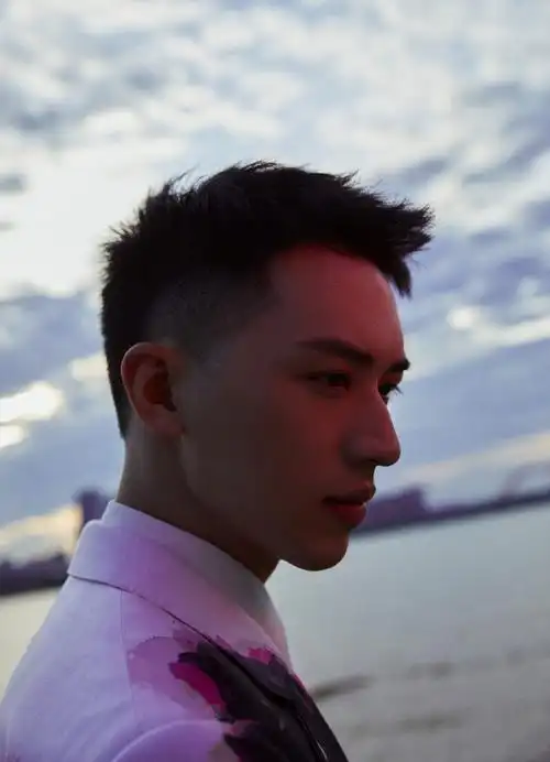 instyle大明星#@许魏洲zz最新look曝光,身穿泼墨扎染西装,寸头造星邋