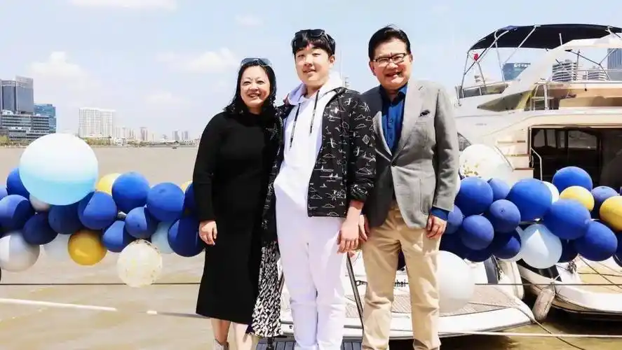 前几天,曹可凡在结婚纪念日发文,曹可凡和殷文献已经步入银婚时代.