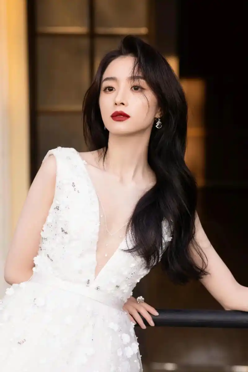 胡冰卿裙装写真大赏:优雅裙摆下的绝美瞬间