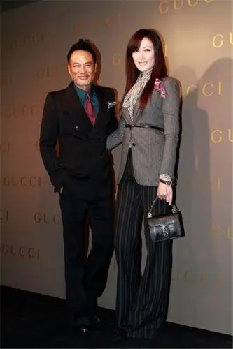 相反地,他是个几十年如一日的绝世好男人,天天让老婆享受公主般疼爱的