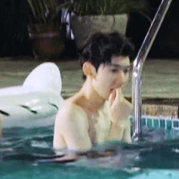 [tfboys][新闻]171015 王源裸身游泳露胸肌 游完化身小宝宝吃手手