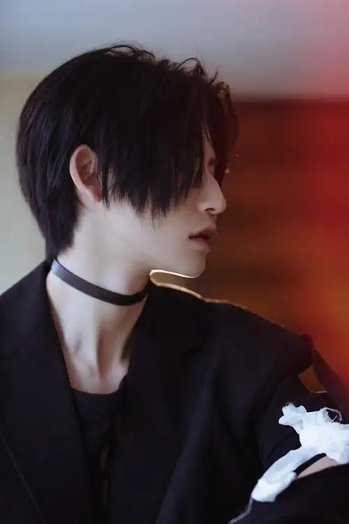 小鬼黑发中分造型##小鬼秋冬暗棕色咬唇妆