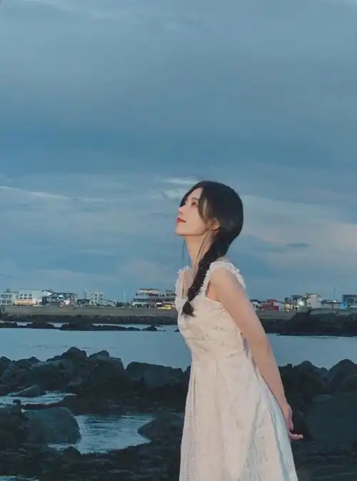 鞠婧祎俏皮甜美海边自拍照图片29