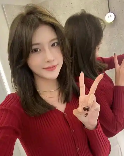 今年流行一种发型叫"锁骨发",洋气减龄显脸小,效果堪比整容_头发_脸型