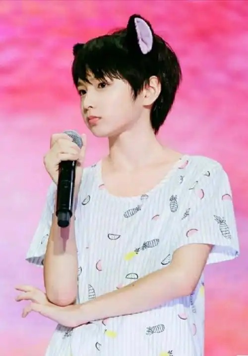 #刘耀文小学旧照##刘耀文小学穿校服戴红领巾旧照#