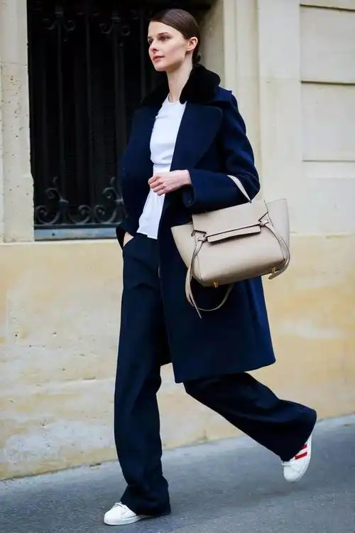 藏蓝色上衣配什么颜色下装