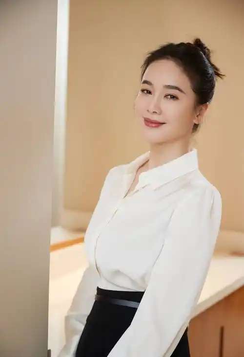 "氧气美女"左小青获聘文旅形象大使,出席活动白色衬衣黑长裤,展现知性