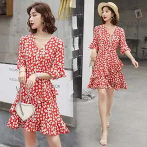 翠花连衣裙女夏季新款裙子女2020流行短款小个子小雏菊碎花连衣裙