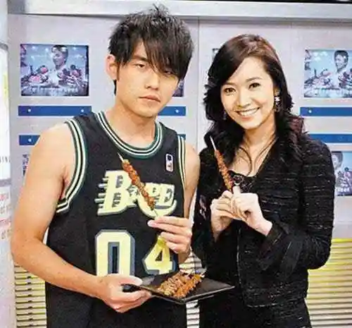 【图】侯佩岑和周杰伦分手叹气无言 称希望互相尊重