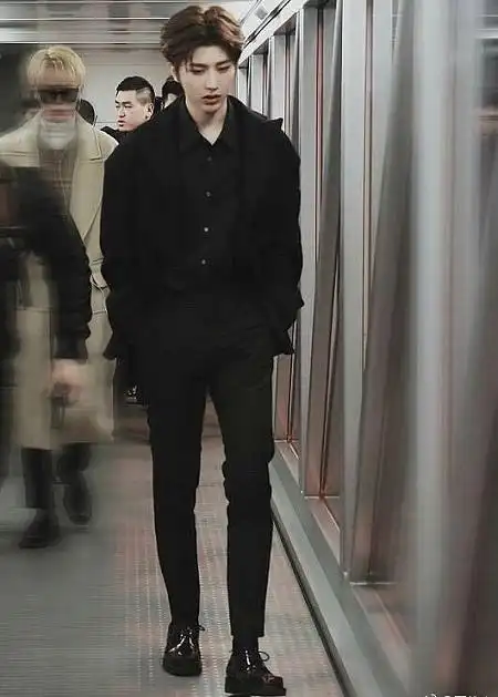 颜值身高都在线的蔡徐坤私下穿搭也是十分亮眼绝对c位