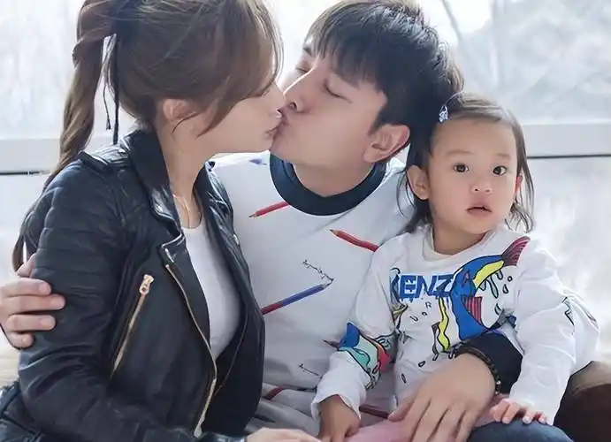 现在的贾乃亮不仅树立了溺爱妻子的形象,也树立了"好父亲"的形象.