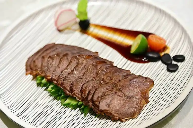 卤牛肉,摆盘漂亮,口感嫩而有嚼劲,卤制入味,水准不俗.