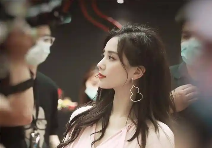 刘诗诗一席粉色长裙现身,被认错为"刘亦菲",看来美女都是相似的.