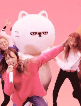 美女玩偶跳舞可爱gif动图_动态图_表情包下载_soogif