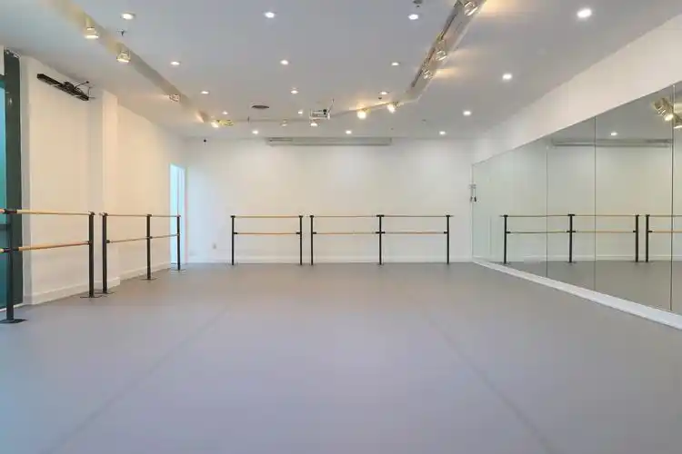 我们拥有三个不同大小的舞蹈教室,可以满足不同年龄,不同需求的您
