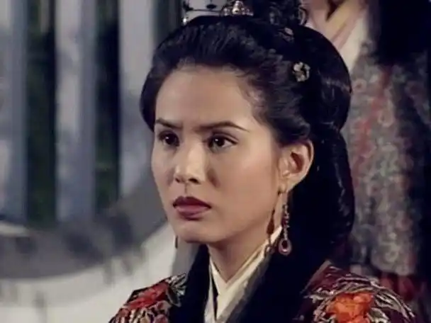 不久产下一女钟灵,她丈夫因为自己貌丑而对甘宝宝百般宠爱,但甘对段正