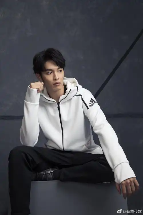 曹佑宁携手运动品牌诠释新系列 散发酷帅气场质感十足