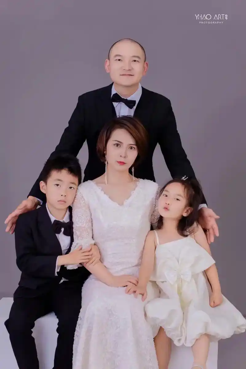 一家四口亲子照·全家福.高级的灰色系搭配 打造了一家四口,在 - 抖音