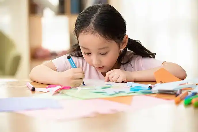 小女孩在家画画