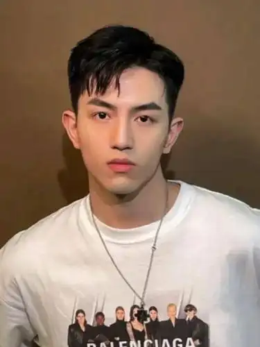 拥有清凉透气感时尚清爽的男生短发发型推荐男生夏天适合剪什么发型?