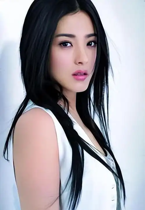 曾黎,这位被赞誉为"中戏最美校花"的女神,曾经以她的魅力迷倒了无数