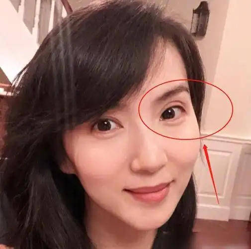 还是素颜的状态,但是陈好的双眼皮相当明显,而且这双眼睛看起来像欧式