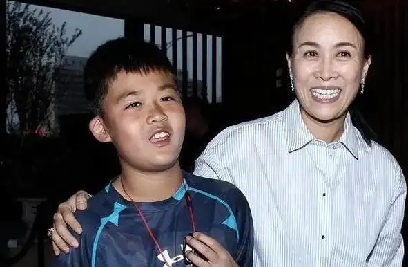 14岁的那英之子高峰,也是一位热爱音乐的孩子,曾参加过《中国新说唱》