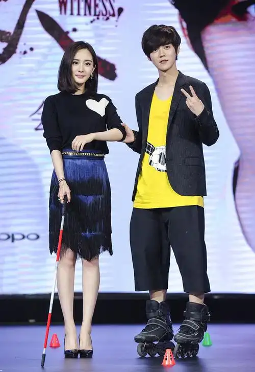 杨幂佩戴pomellato宝曼兰朵珠宝与鹿晗现身我是证人定档发布会