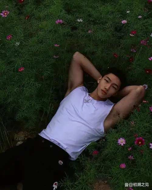 在毫无保留地展现自己的好身材,这样的男生在很多人眼中