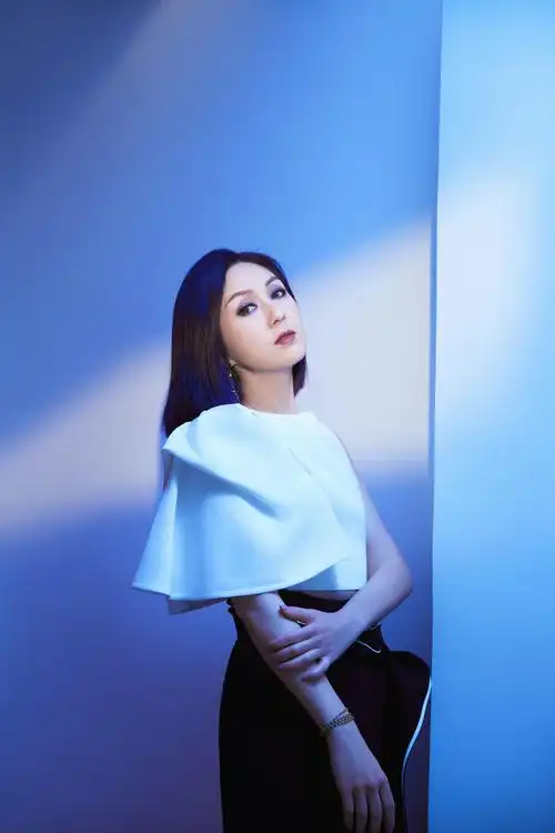 杨千嬅获年度实力女歌手大奖 再唱《处处吻》引发经典回忆杀