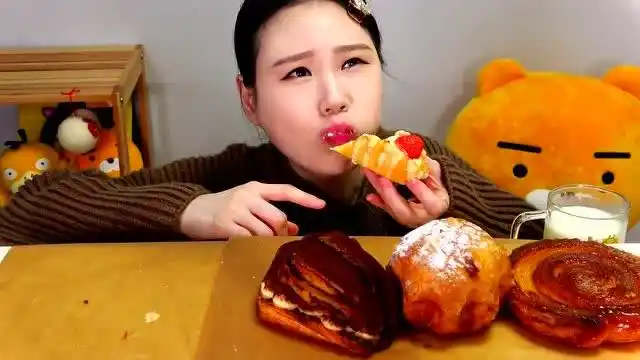 韩国大胃王卡妹,吃奶油红豆面包 草莓面包,大口吃真馋人