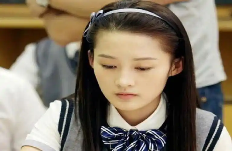 李沁一张高中照片,从清纯校花变刁蛮小太妹