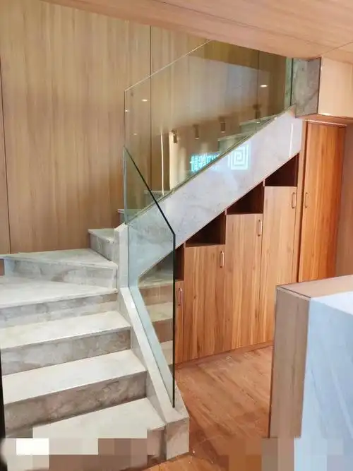 不锈钢拉丝钛金扶手,玻璃楼梯护栏,玻璃楼梯栏杆,轻奢风格护栏