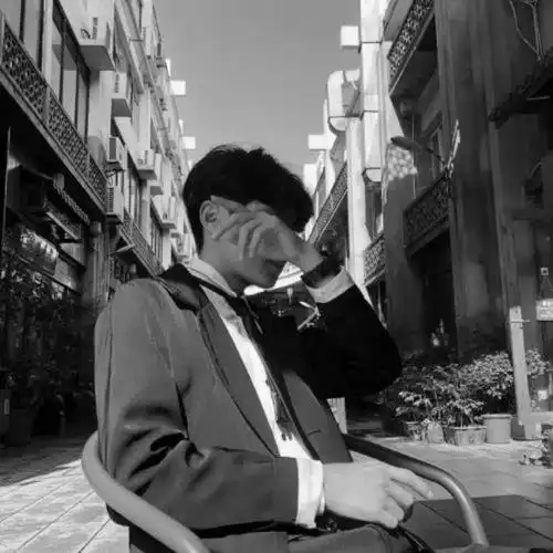 伤感签名男生(男生头像伤感霸气黑白头像)