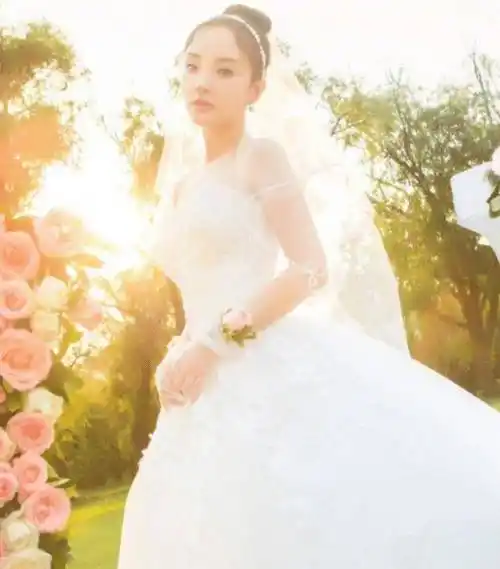 李小璐分手后放飞自我,穿露脐装工装裤跳舞,比泫雅还要有个性_视频