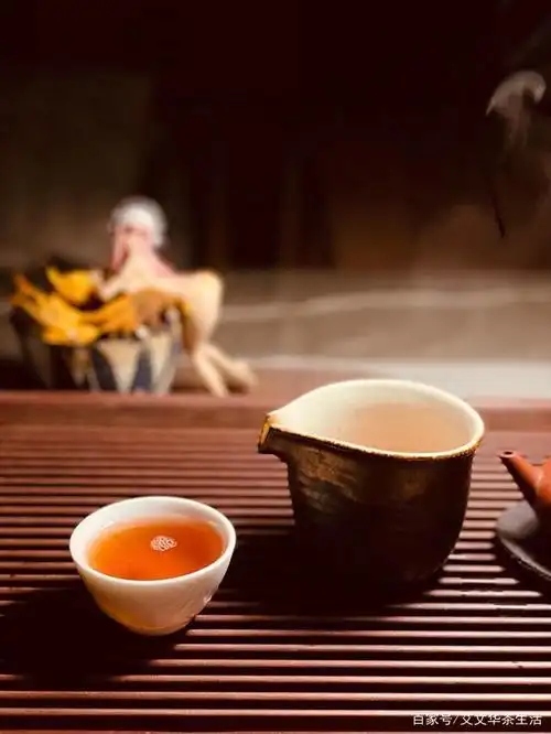 初冬的午后,阳光晴暖.安坐于茶室,只是静静的坐着,就很好.