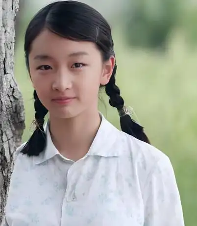 而在这些备受瞩目的"谋女郎"中,周冬雨以其清新自然的外形和引人注目