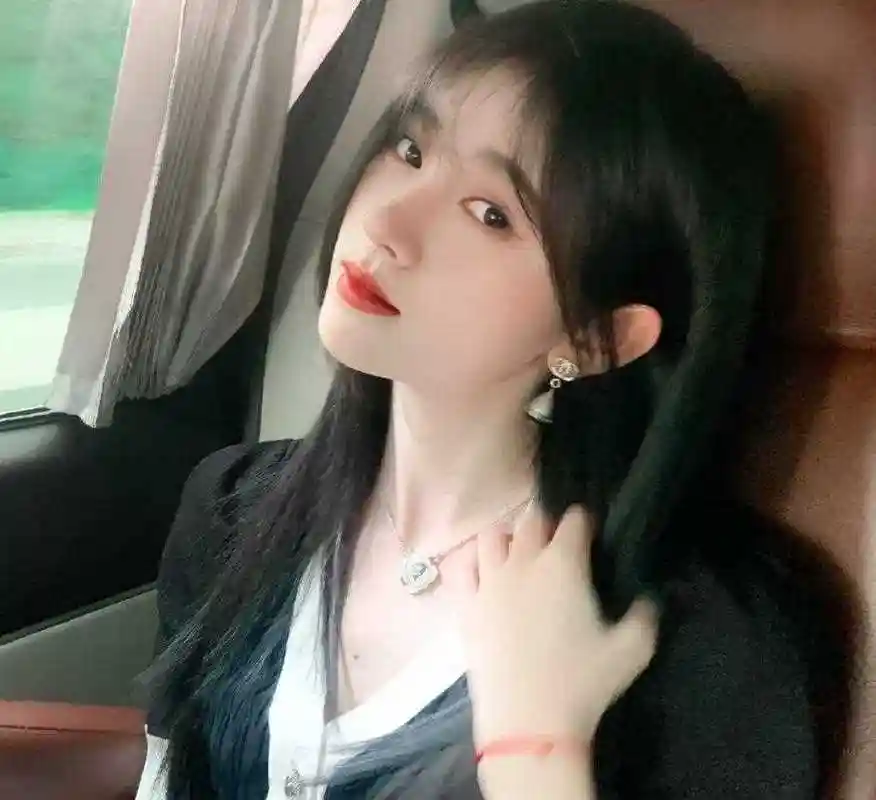 真的美到窒息啦,怎么能够少的了扇子呢,拿着草扇的鞠婧祎真的也是更多