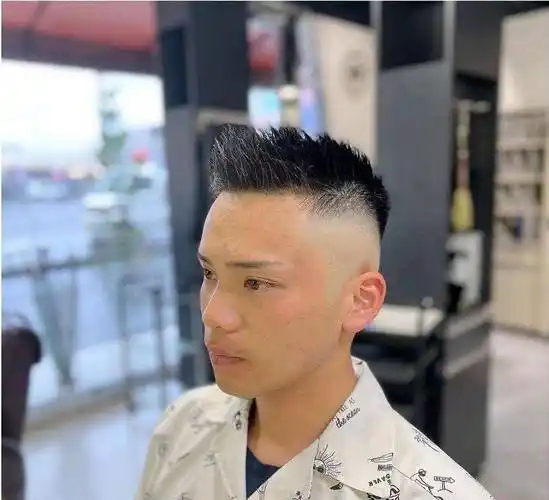 两侧铲短男士发型适合所有人,头发花白大叔剪完不一样,不信你看_时尚