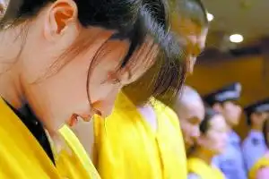 女毒贩卖冰毒获刑4年半当庭落泪