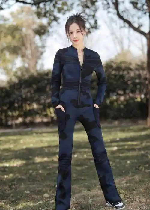 王子文漫画身材太惹眼,穿紧身连体衣凹凸有致,被大长腿惊艳到了_女生