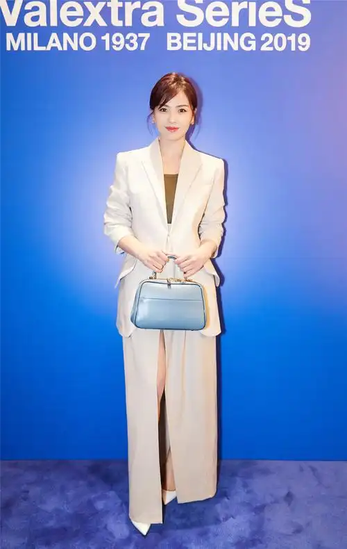 41岁刘涛解锁西装新造型,混搭开叉长裙更出彩,早就应该这么穿了