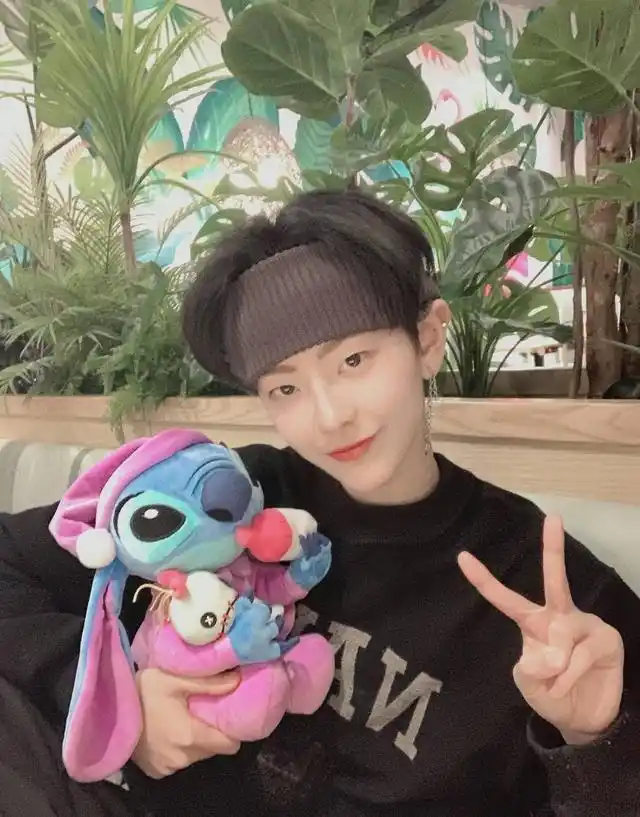 原创《创造营2020》最帅女生刘梦,黄色头发搭配蓝色短袖,满满少年感