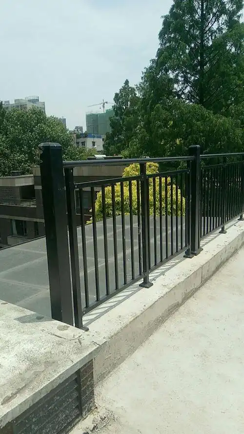 阳台护栏镀锌钢飘窗护栏家用欧式铁艺楼梯扶手栏杆室外围栏可定制图片